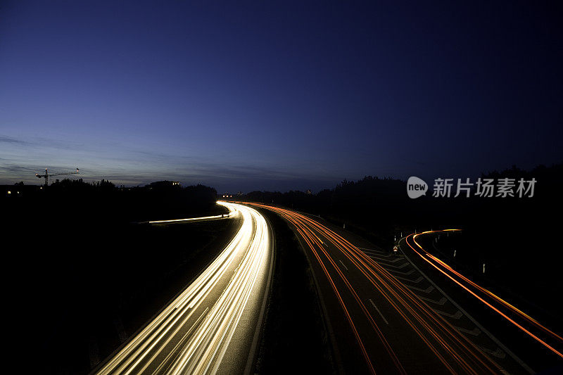 夜间在高速公路