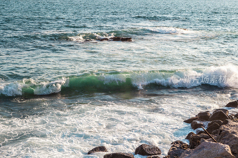 岩石海岸上的波浪