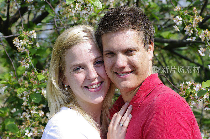 年轻夫妇在樱桃园