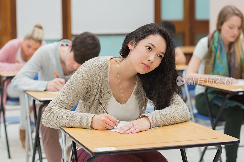 学生们坐在教室里