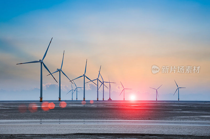 风力涡轮机农场与光线在日落