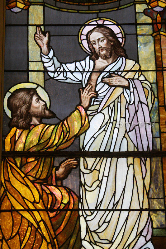 耶稣复活后的彩色玻璃面板
