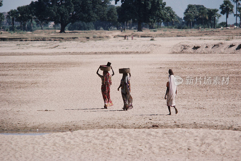 三个穿着纱丽的女人穿过尼兰加纳河