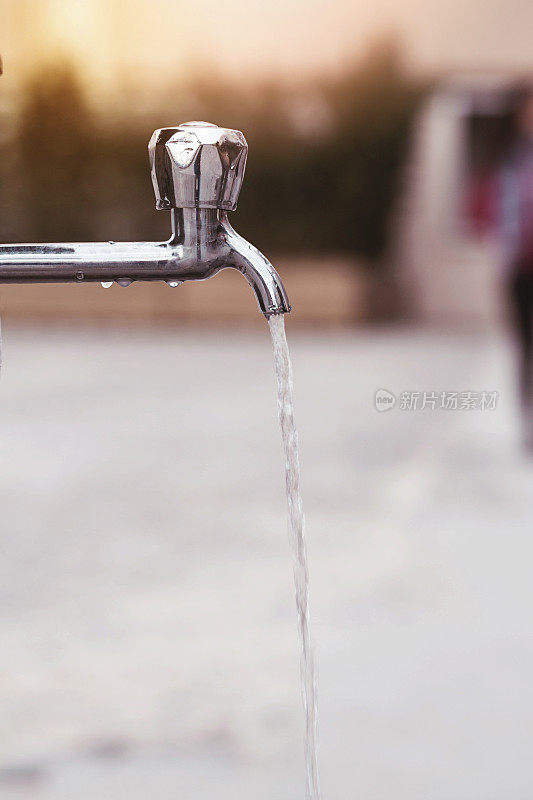 从水龙头流出的水