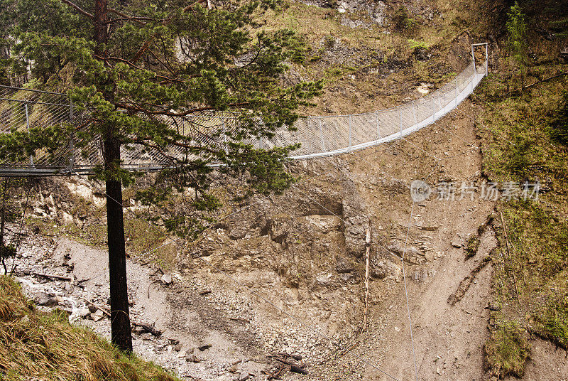 横跨米滕瓦尔德卡温德尔山脉山谷的吊桥