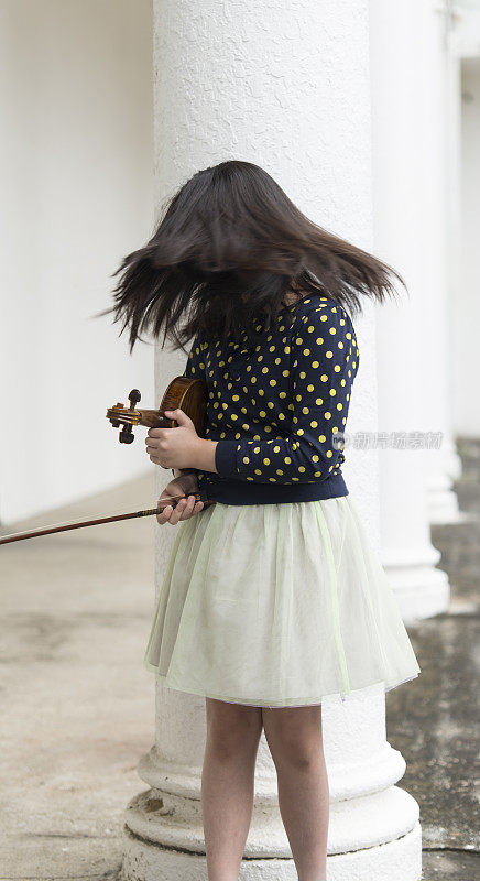 扔头发的小提琴女孩