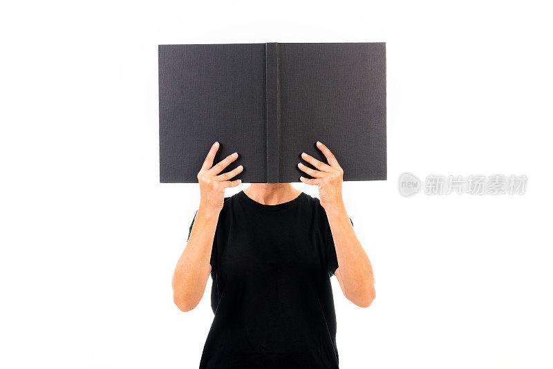 把脸藏在书后面
