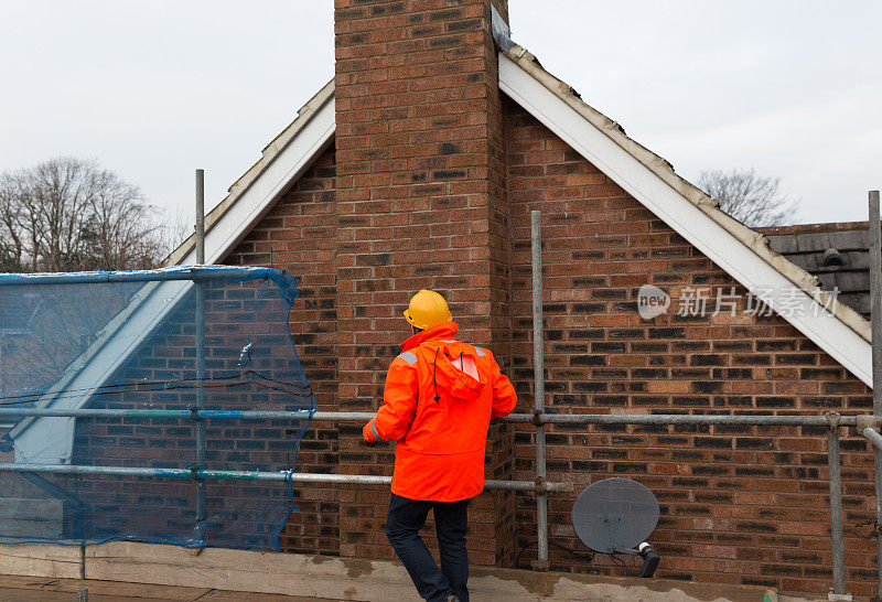 在家庭住宅建筑工地工作的男性工业建筑工人