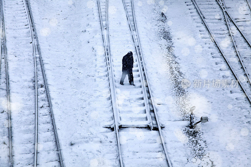 铁路和雪地里的人