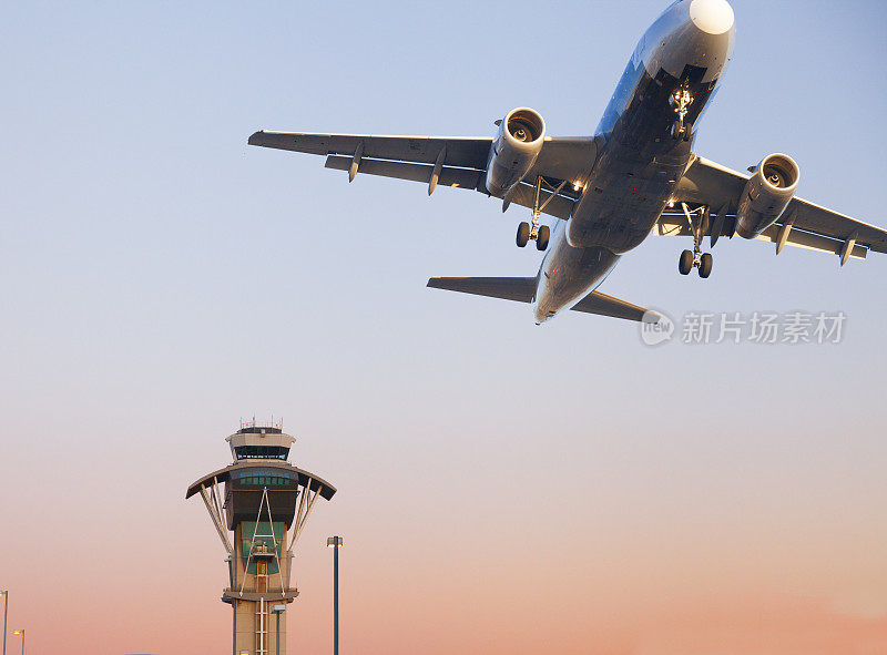 洛杉矶国际机场的空中交通管制塔台和飞机