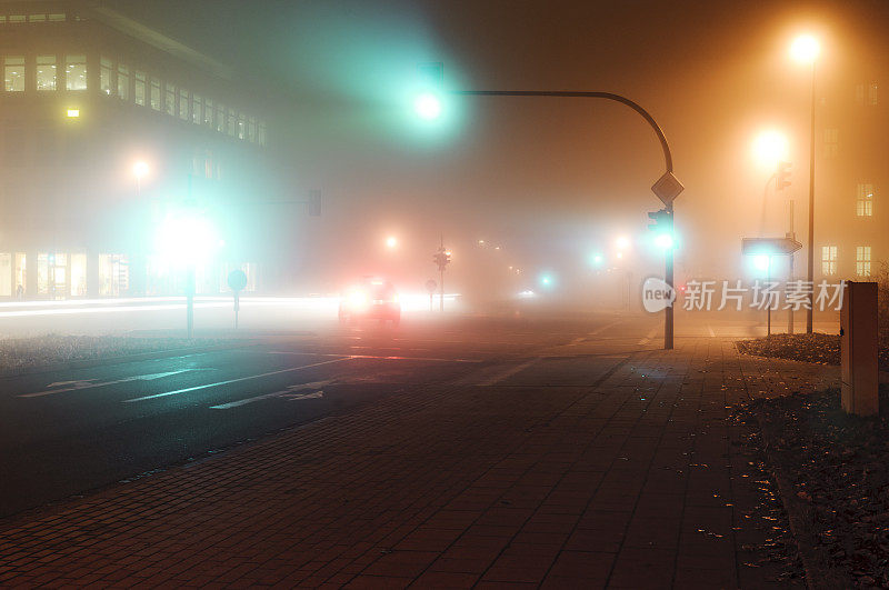 在一个多雾的十字路口的交通