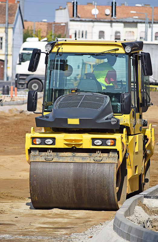 用蒸汽压路机压路