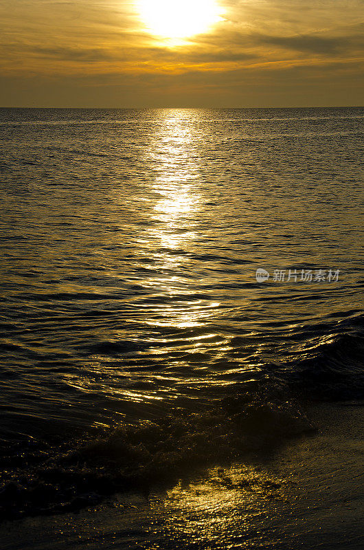 海浪上的日落