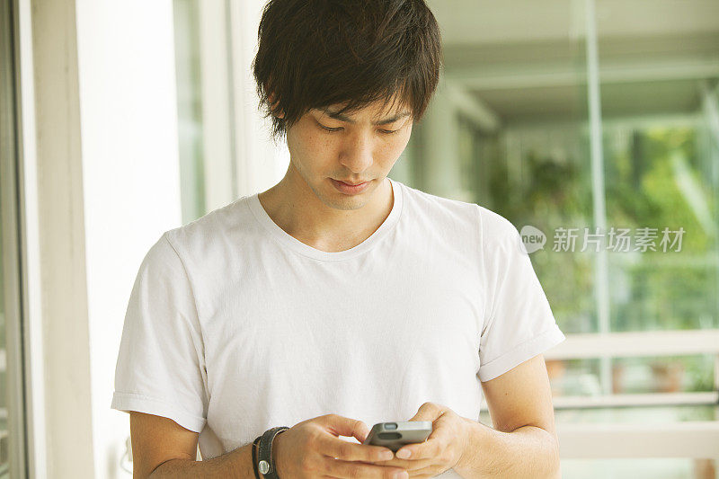 日本年轻男子发短信