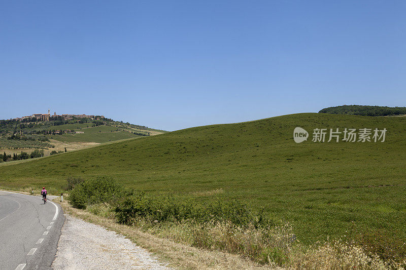 蓝天下的田野风景