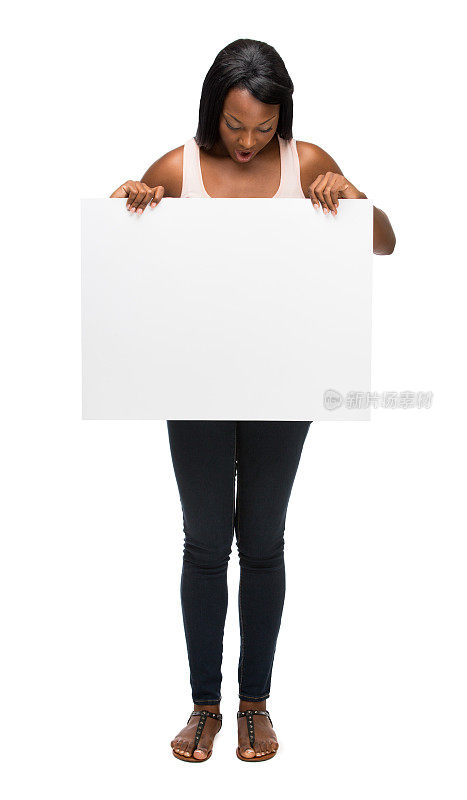 美国黑人妇女看不起指示牌