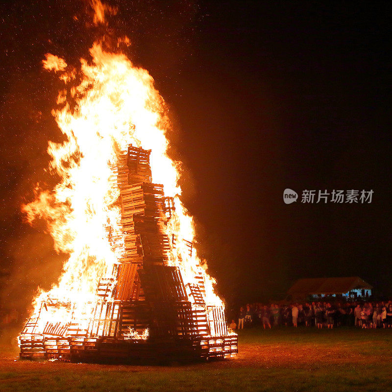 夏天，人们聚集在篝火旁