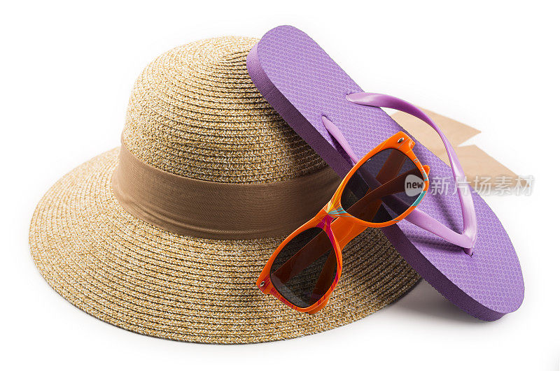 沙滩草帽与凉鞋和太阳眼镜隔离在白色