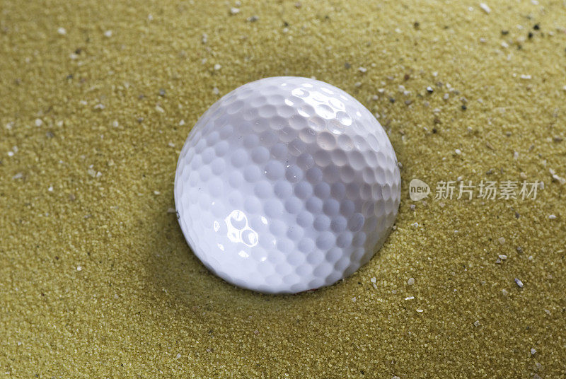 高尔夫球在沙滩上