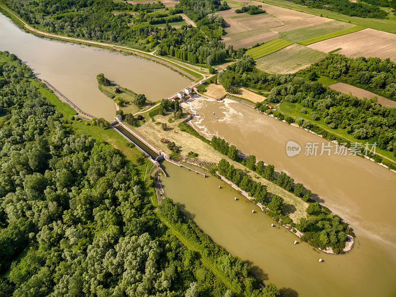 小水坝调节河道和水闸的流量