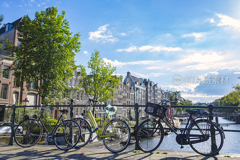 自行车停在荷兰阿姆斯特丹的一条运河旁