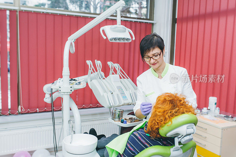 牙医和病人在牙科诊所