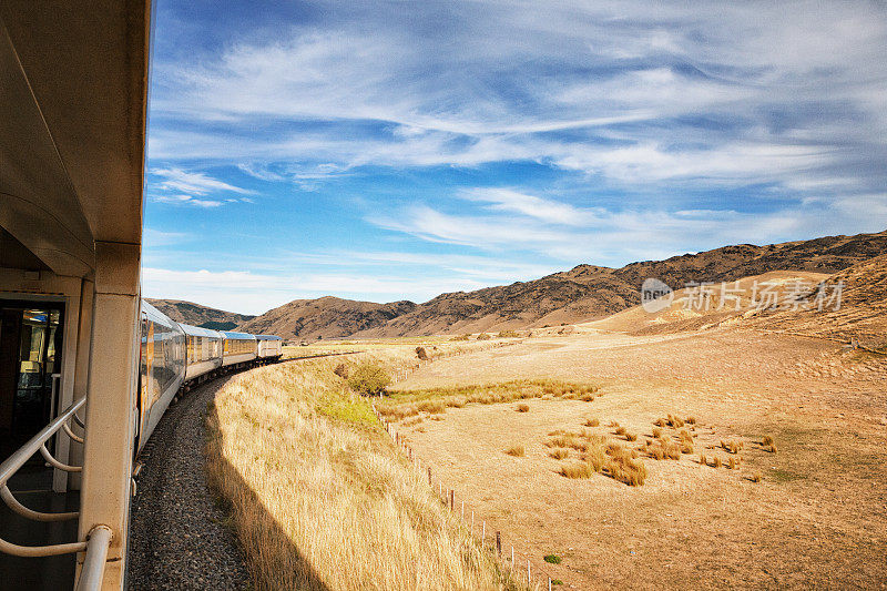 旅客列车穿越新西兰的乡村风景