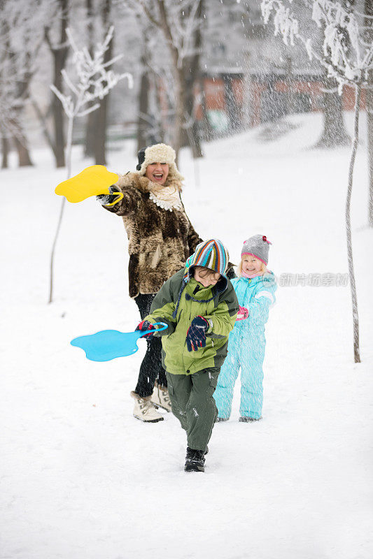 家庭在雪地上