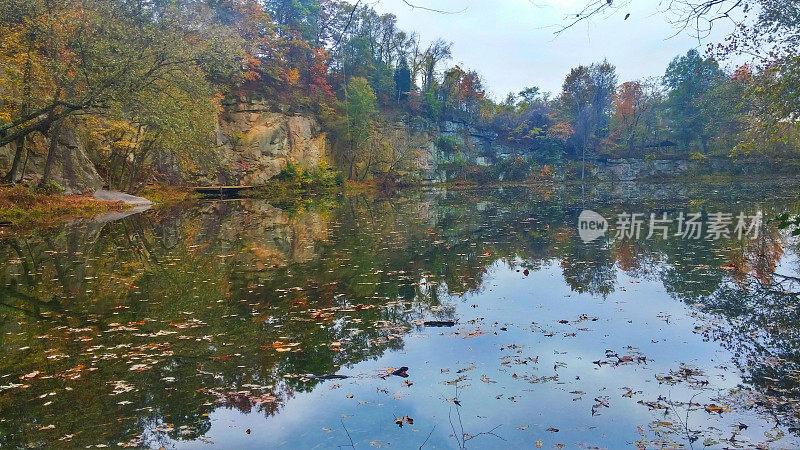 贝尔岛采石场池塘树反射，詹姆斯河，里士满，弗吉尼亚州