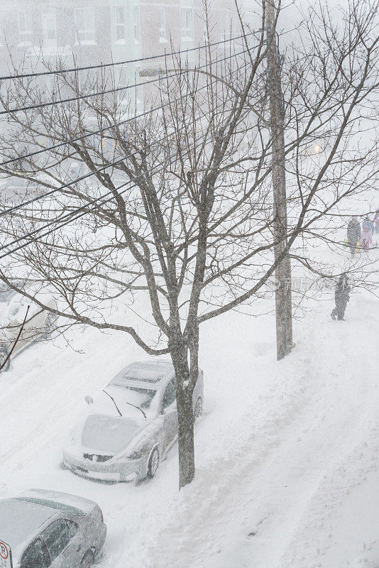 小城市街道下着暴风雪和暴风雪。