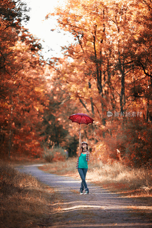 漂亮的女孩拿着红伞