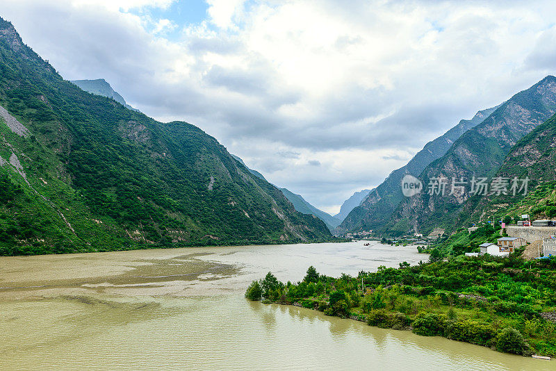 天际线，河流和山谷的西藏高原