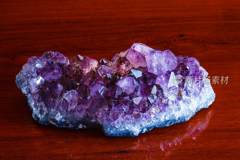 一簇紫色紫水晶-半宝石