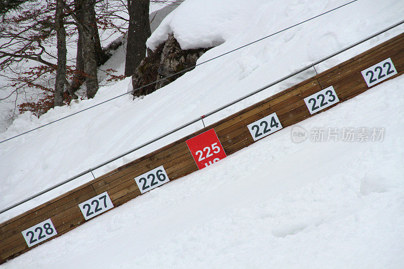 在高山滑雪上跳跃距离