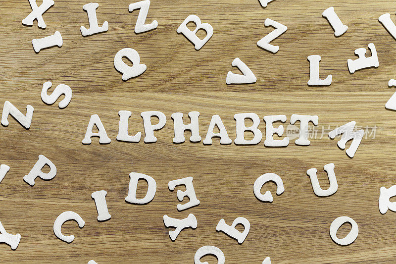 字母这个词是在一张木桌上拼出来的