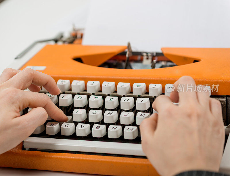白人女人在老式打字机上打字