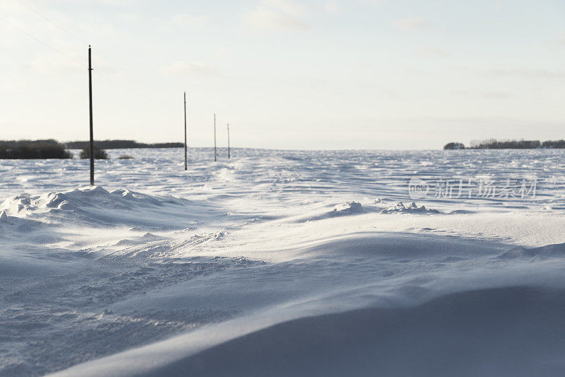 明尼苏达州的冬天——冬天，乡间车道上飘着积雪