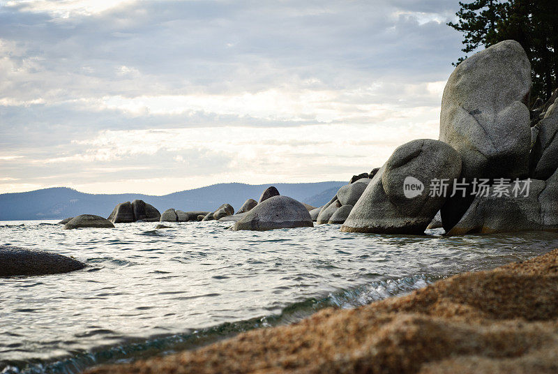 夕阳下的太浩湖