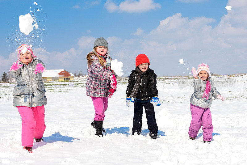 孩子们在雪地上