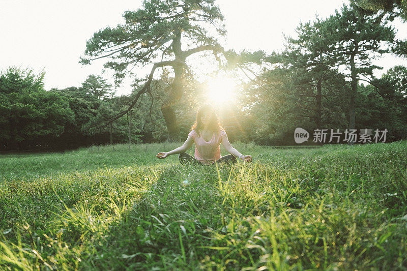 一名日本妇女清晨在户外练习瑜伽