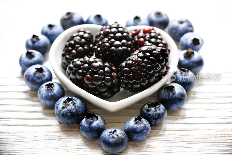 浆果:黑莓，蓝莓，白木背景