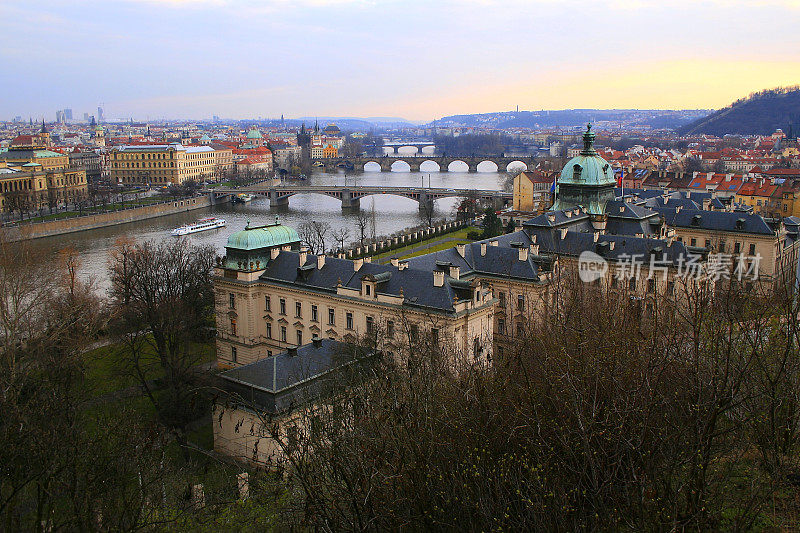 布拉格的城市全景在伏尔塔瓦河和屋顶瓦片日落，中世纪哥特式和巴洛克城市，捷克共和国