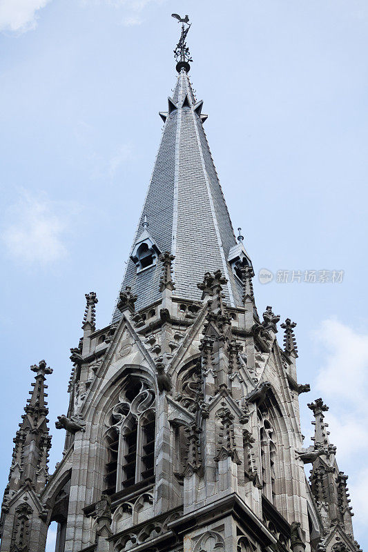 亚琛大教堂的塔尖和钟楼
