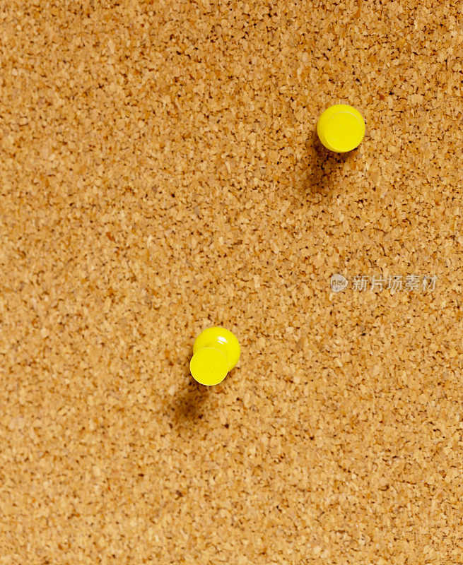 空的木板，上面插着两个黄色图钉