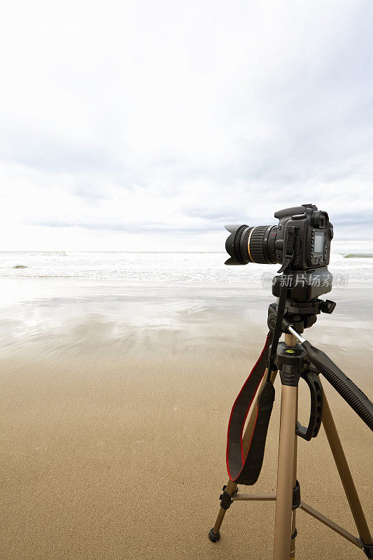 海滩上的数码相机