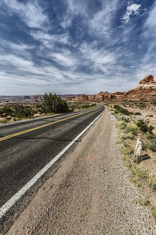 荒芜的沙漠公路-拱门国家公园美国犹他州
