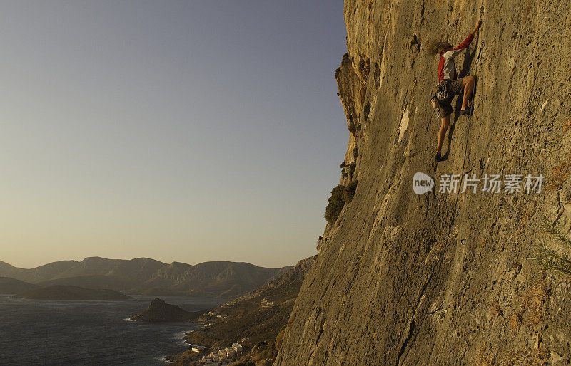 男人rockclimbing