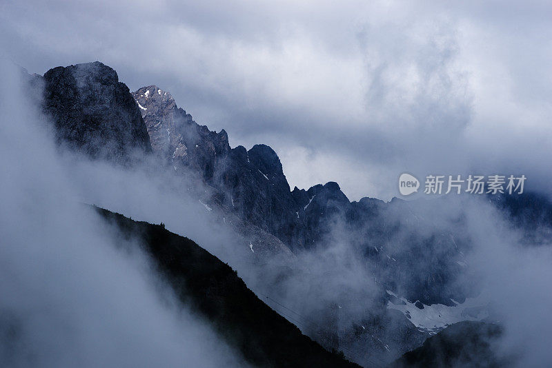 阴天下巴伐利亚阿尔卑斯山脉的Wetterstein山