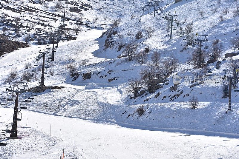 人们上山滑雪