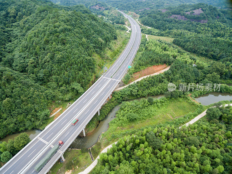 高速公路的鸟瞰图穿过山脉